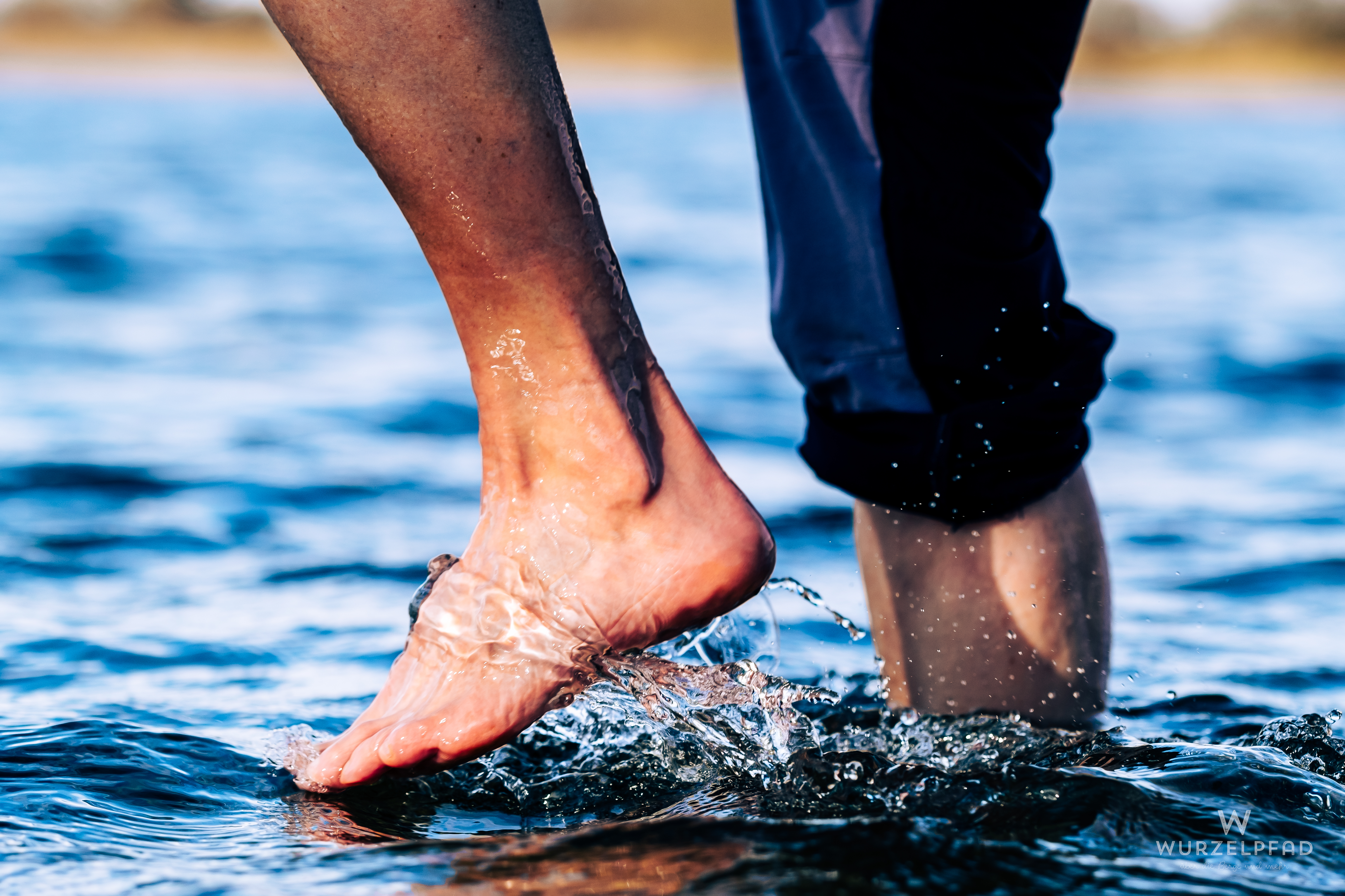 Wandererfüße werden im Froschhausener Weiher gekühlt